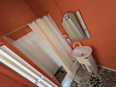 a bathroom with a sink and a mirror at Casa de huéspedes El Español in Santo Domingo