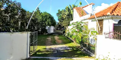 an alley between a house and a fence at the Count of Villa Rosa in La Ceiba