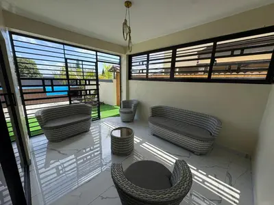 a living room with two chairs and a couch at Villa Sol Odalis in Jarabacoa