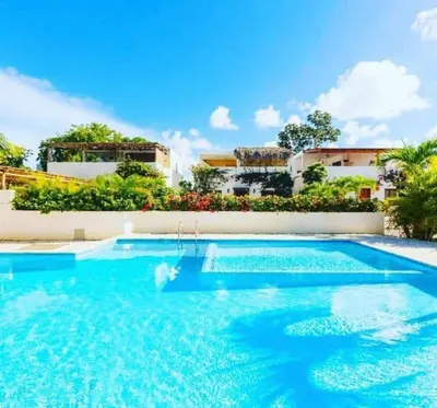 a large swimming pool in front of a building at Hermosa villa familiar in Colorado