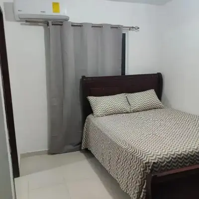 Habitación con baño privado y otras áreas compartidas