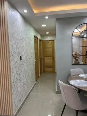 a dining room with a table and a wall at Moderno Apartamento Boca Chica, 5 minutos del Aeropuerto in La Caleta