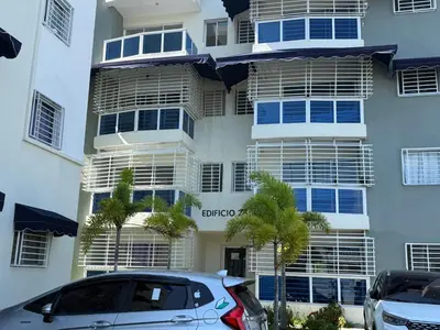 a building with a car parked in front of it at Mi casa es tu casa in Santo Domingo
