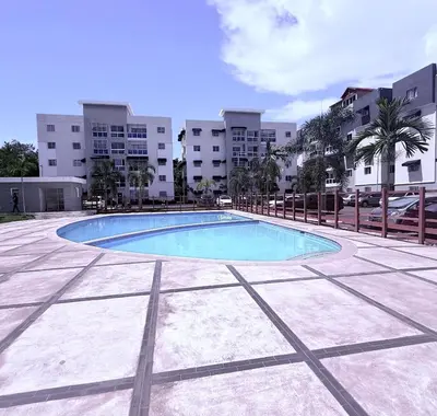 an empty swimming pool in front of a building at Mi casa es tu casa in Santo Domingo
