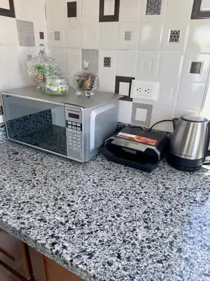 a microwave oven sitting on a counter in a kitchen at Apartamento acogedor con cocina y balcón privado in Bayahibe