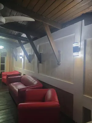 a waiting room with red couches at Apartamento Minimalista in Santiago de los Caballeros