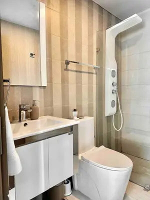 a bathroom with a toilet and a sink and a shower at Comfy 1BR Apt, Full AC, Pool. in Santo Domingo