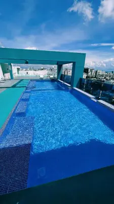 a large swimming pool on top of a building at Lujoso apartamento en Piantini in Santo Domingo