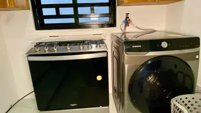 a stove and a microwave in a kitchen at Zarzuela Villas del Mar Puerto Plata in Muñoz