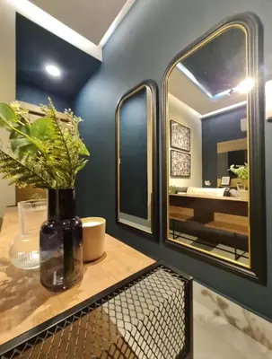 a bathroom with a vase with flowers on a table at Exclusivo Apartamento de un Dormitorio in Santo Domingo