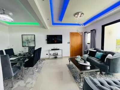 a living room with blue ceilings and a dining room at Tranquilo y acogedor in Santiago de los Caballeros