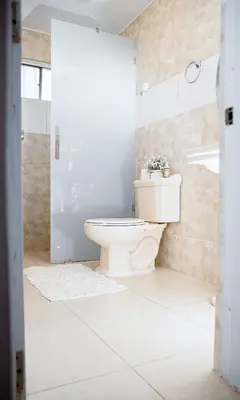 a bathroom with a toilet and a shower at Apartamento en el malecón cerca de la playa in San Felipe de Puerto Plata