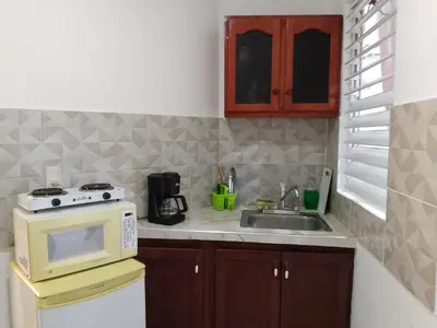 a kitchen with a microwave and a sink at Apartaestudio en el malecón y cerca de playas in San Felipe de Puerto Plata