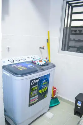 a washing machine sitting in a room next to a wall at Tu rincon Caribeño in San Isidro
