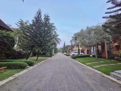 an empty street in a residential neighborhood with houses at Teonil in Jarabacoa