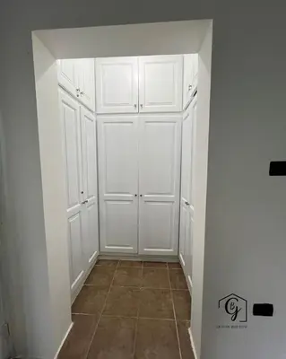 a hallway with white cabinets and a tile floor at Tu refugio en Los Corales Punta Cana, wifi rápido y piscina in Punta Cana