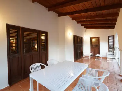 a white table and chairs in a room at Villa silenziosa e sicura al centro di Las Galeras in Las Galeras