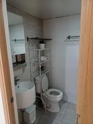 a bathroom with a toilet and a sink at Vista Colonial, en el Residencial Riviera Colonial in Calero