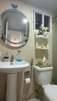 a bathroom with a sink and a toilet and a mirror at Apartamento en Santo Domingo Pablo mella morales in Hato Nuevo