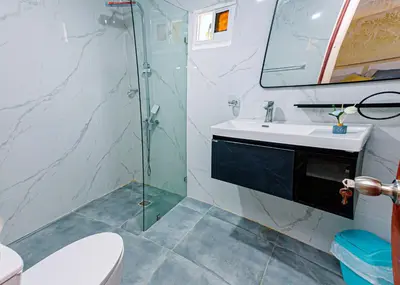 a bathroom with a shower and a sink and a toilet at Hotel la Saladilla Beach Club in Santa Cruz de Barahona