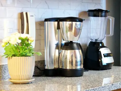 a kitchen counter with a blender and a vase with flowers at Aparta Plus 4th Nivel in Colorado