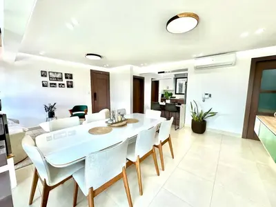 a white dining room with a white table and chairs at Elegante y Amplio in Colorado
