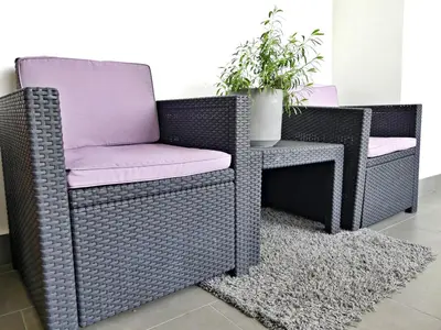two wicker chairs and a table with a potted plant at Elegante y Amplio in Colorado