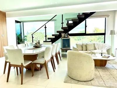 a dining room with a table and chairs and a staircase at Elegante y Amplio in Colorado