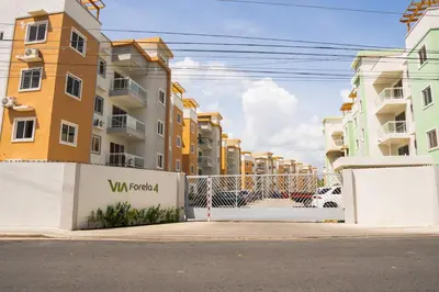 a fence in front of some apartment buildings at apartamento vacacional BANI in Boca Canasta