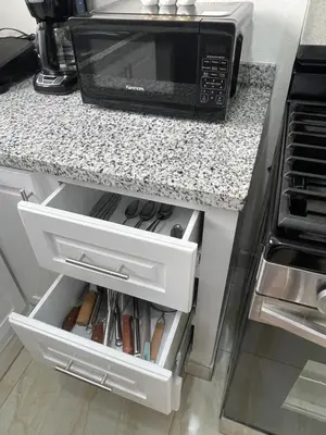 a kitchen with a white drawer and a microwave at Apartamento acoger en Santo Domingo este in Hainamosa