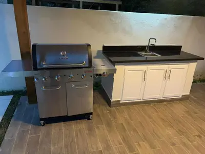 a kitchen with a stove and a sink at Bello atardecer in Punta Cana