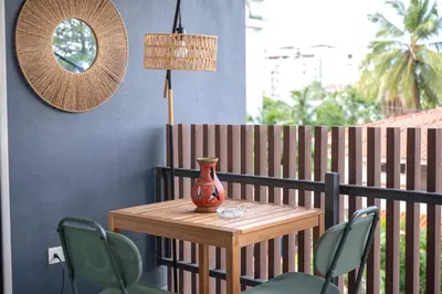 a table with a vase and chairs on a balcony at Modern & Cozy Luxury Suite with Amazing Views of STI in Santiago de los Caballeros