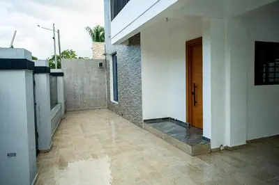 a hallway of a house with a wooden door at A solo 5 minutos caminando del Puerto de Cruceros de La Romana Perfecto para trabajo remoto y descanso prolongado in La Romana