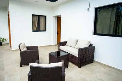 a living room with wicker chairs and a table at A solo 5 minutos caminando del Puerto de Cruceros de La Romana Perfecto para trabajo remoto y descanso prolongado in La Romana