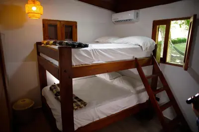 two bunk beds in a room with a window at Villa refugio de paz in Bayaguana