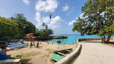 a person on a zip line over a beach at Descansa sin prisas a minutos del Aeropuerto in La Caleta