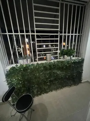 a room with two chairs and a green hedge at Antares II in San Isidro