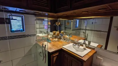 a bathroom with a sink and a large mirror at Ecolodge Vistamar in Los Patos