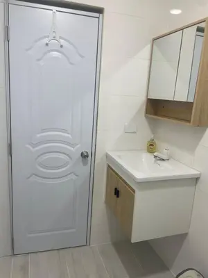 a bathroom with a white door and a sink at Mayra House habitación independiente cerca del aeropuerto las Américas TAXI DISPONIBLE in Andrés