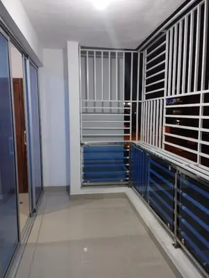 a room with blue dividers and a large window at Alojamiento Residencial MAM in San Cristóbal