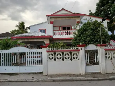 a white fence in front of a house at small apartment in a downtown area in Cruce de Veragua