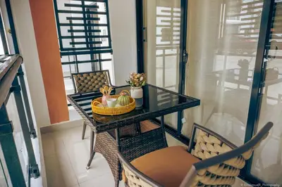 a balcony with a table and chairs in a room at Apartamento Ensanche Isabelita cercano Avenida España in La Viva