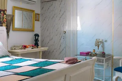 a bedroom with a bed and a table and a mirror at Modesto Apartamento para dos personas cerca del centro de Puerto Plata in San Felipe de Puerto Plata