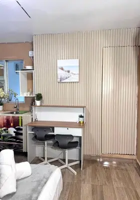 a bedroom with a desk with two chairs and a bed at Estudio Elegante 10 minutos del Monumento & Agora mall in Santiago de los Caballeros
