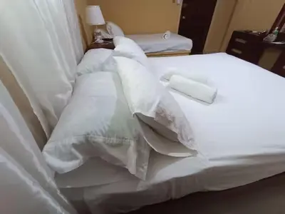 a white bed with white sheets and pillows at Ideal para Dormir in Los Patos