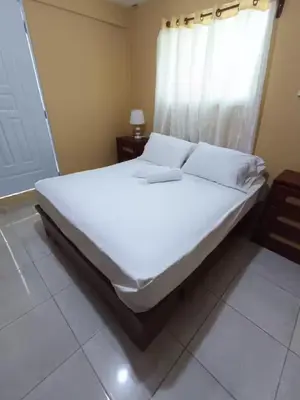 a large bed in a bedroom with a window at Ideal para Dormir in Los Patos