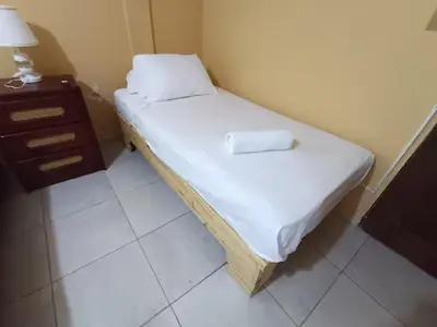 a small bed in a room with a night stand at Ideal para Dormir in Los Patos