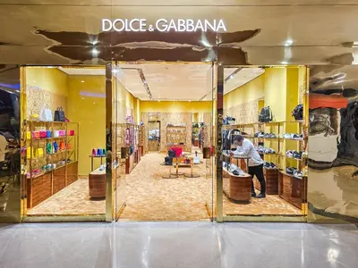 a store window with a man standing in a store at Confortable Apartamento Centro Ciudad in Santo Domingo
