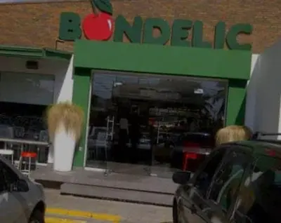 a car parked in front of an apple store at Central and spacious, 3-bedroom apartment in Santo Domingo in Colorado