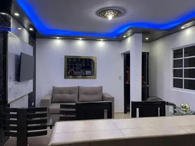 a living room with a couch and a blue ceiling at Departamento a 15 minutos de la playa in Imbert